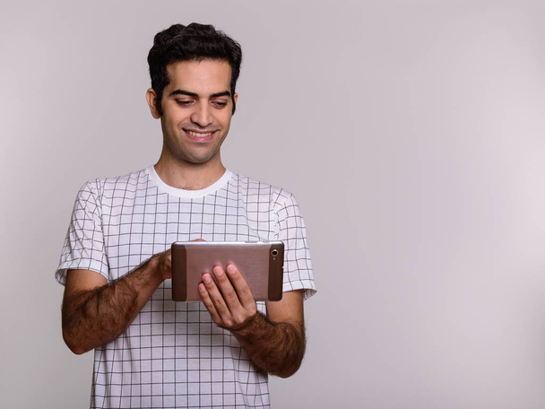 Muotokuva nuorten onnellinen persialainen mies digitaalinen tabletti
 - Valokuva, kuva