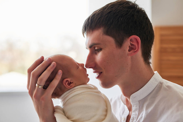 jovem pai com bebê recém-nascido em casa
 - Foto, Imagem