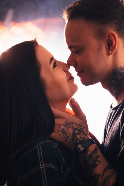 хлопець і дівчина цілуються крупним планом на світлому фоні
 - Фото, зображення