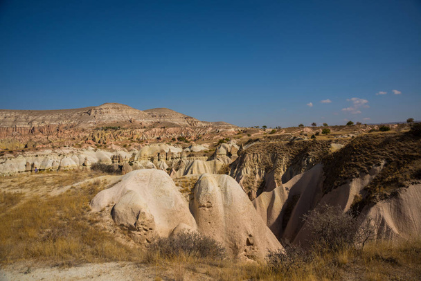 Aktepe Hill. Beautiful landscape view of the white mountain and fabulous valley. Goreme national park, Cappadocia, Turkey. - Zdjęcie, obraz