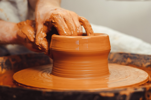 Potter makes a jug - Foto, afbeelding