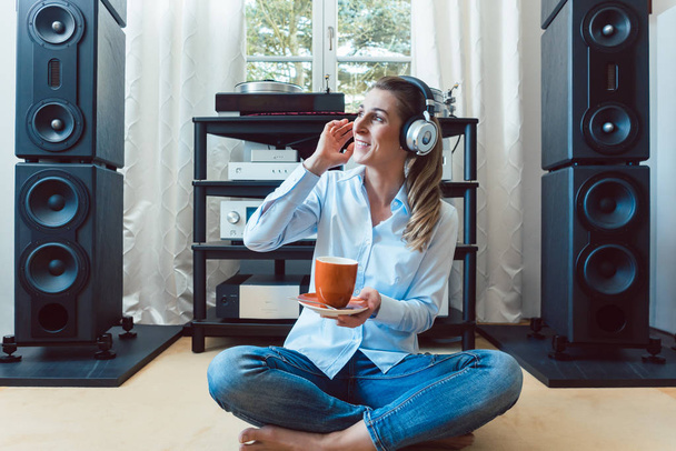Femme écoutant la musique d'une stéréo Hi-Fi
 - Photo, image
