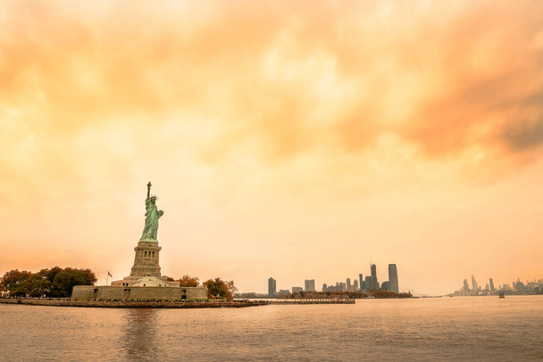 Pohled z New Yorku a socha svobody. a na záliv. New York.    - Fotografie, Obrázek