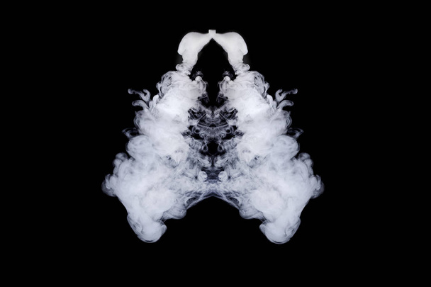 pulmões de fumaça em um fundo preto isolado
 - Foto, Imagem