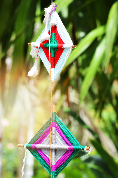 bandeiras penduradas na arte lanna feitas na região norte da Tailândia feitas de tecido de fio de madeira colorido pendurado para baixo para decorar no parque
 - Foto, Imagem