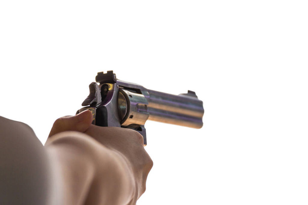 Han van man houdt een pistool schietklaar oefenen in het park selectieve aandacht op het achterste gedeelte van pistool schieten - Foto, afbeelding