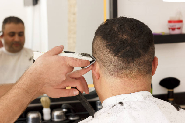 Az ember egyre rövid haj vágás, fodrászat, hajvágó géppel hátulnézet - Fotó, kép