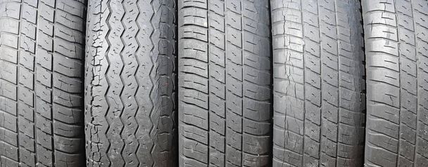 opotřebované plešatý staré auto pneumatiky detail - Fotografie, Obrázek
