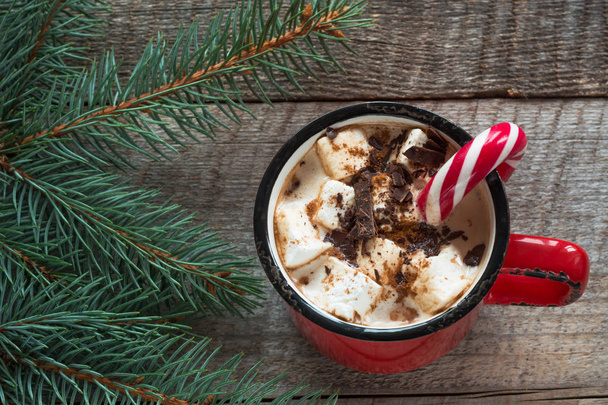 Christmas hot chocolate with marshmallows and candy cane on wooden board. New Year. Holiday card. - Foto, afbeelding