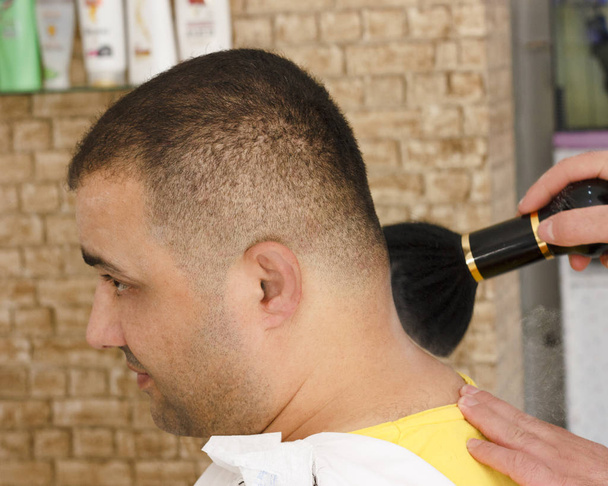 Mann bekommt Kurzhaarschnitt beim Friseur - Foto, Bild