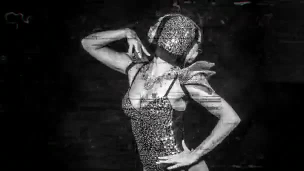 Frau tanzt in Diamant-Gesichtsmaske und Kostüm  - Filmmaterial, Video