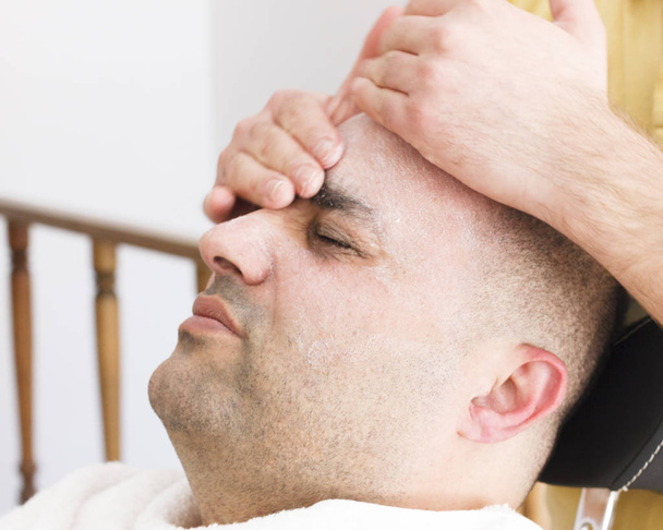 Массаж лица для турецкого мужчины в парикмахерской
 - Фото, изображение
