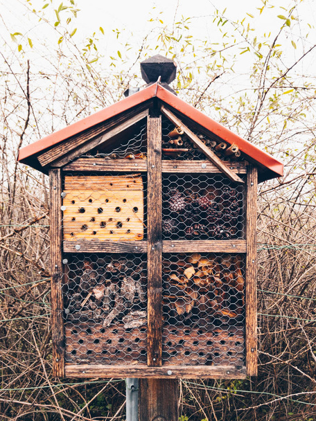 秋の間にミツバチや他の動物のための自然な茶色の虫のホテル.  - 写真・画像