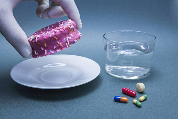 Verschiedene Medikamente zur Bekämpfung von Diabetes zusammen mit einem süßen Kuchen, Konzept der Krankheit Hyperglykämie oder Diabetes - Foto, Bild