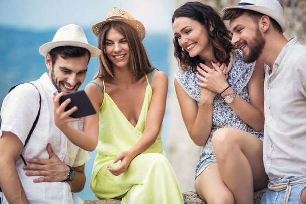 Gruppo di giovani amici turistici con tablet digitale che si divertono
 - Foto, immagini