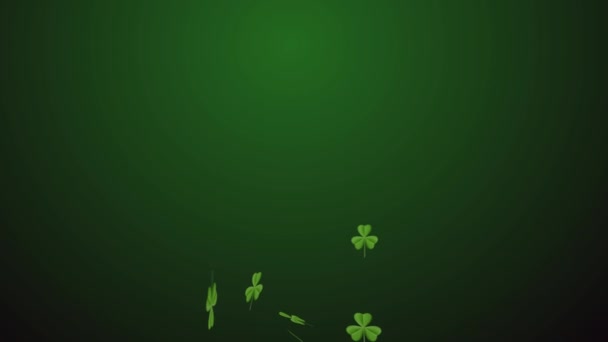 セント ・ パトリックス ・ デー。濃い緑色の背景上葉のクローバー - 映像、動画