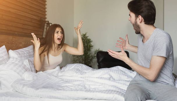 Couple having argument in bedroom - Foto, afbeelding