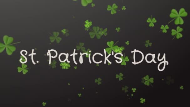 Saint Patricks Day. Siyah arka plan üzerinde düşen yonca bırakır - Video, Çekim