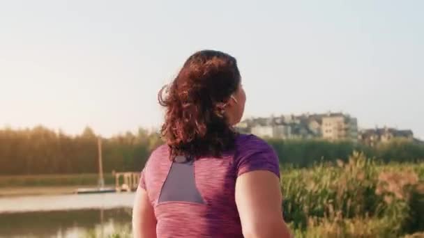 Visão traseira da mulher correndo
 - Filmagem, Vídeo