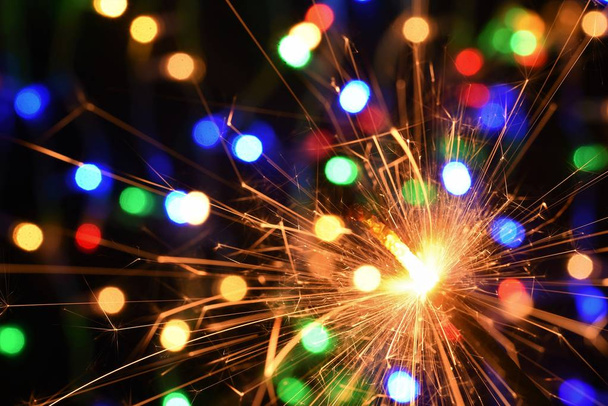 νέου έτους γιορτάζουν με χρώμα σπίθα φωτός και πυροτέχνημα - Φωτογραφία, εικόνα