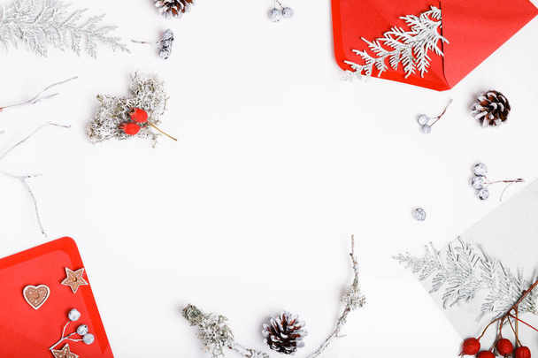 Composición navideña. Regalos, ramas de abeto, decoraciones rojas sobre fondo blanco. Navidad, invierno, concepto de año nuevo. Plano, vista superior, espacio para copiar - Foto, imagen