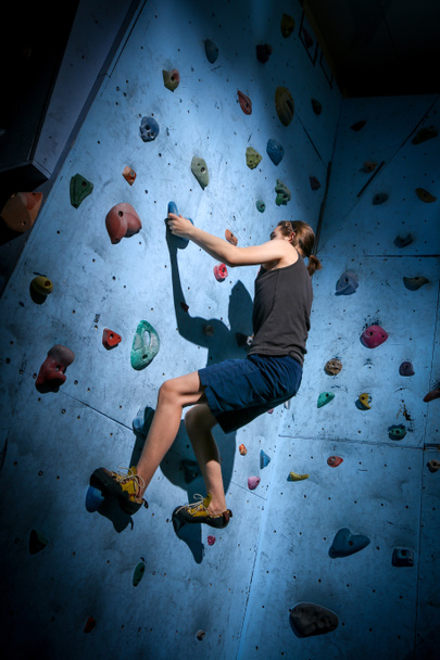 Adolescente niño entrenamiento escalada en interior escalada pared
 - Foto, Imagen