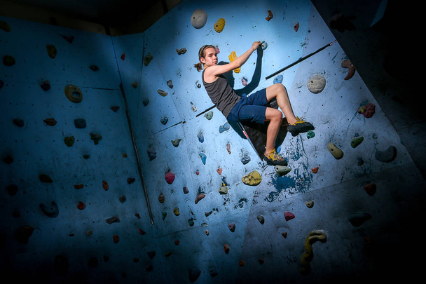 Adolescente niño entrenamiento escalada en interior escalada pared
 - Foto, imagen
