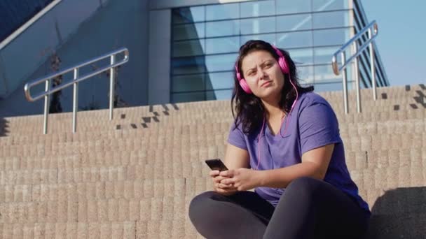 Mulher usando telefone celular após o treino duro
 - Filmagem, Vídeo
