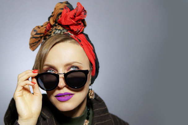 Fall Fashion. Model in Stylish Trendy Outfit, Glamour Sunglass, Head Scarf - Foto, afbeelding
