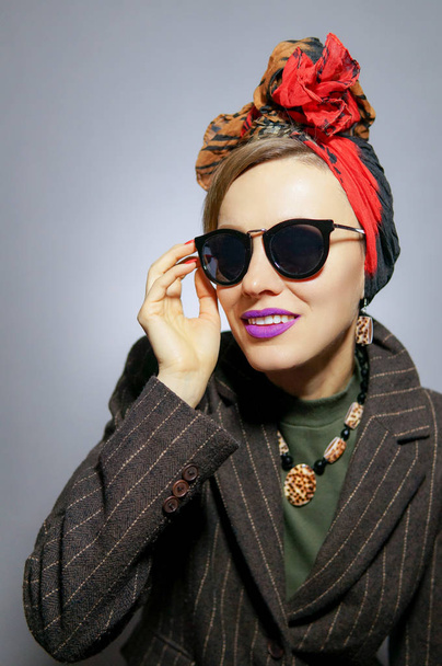 Beautiful woman wearing autumn or spring outfit. fashion look, headscarf, coat and sunglasses - Fotoğraf, Görsel