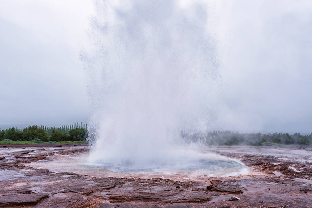 Wspaniały Gejzer Strokkur wybucha fontanny wody azure, popularną atrakcją turystyczną, Haukadalur geotermalnych obszar, Islandia - Zdjęcie, obraz
