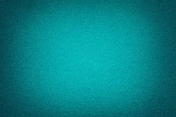 Текстура винтажного темно-зеленого бумажного фона с виньеткой. Конструкция плотного синего картона крафта с рамой. Фиолетовый бирюзовый градиентный фон крупный план
. - Фото, изображение