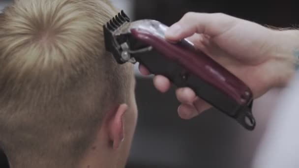 Male haircut with electric razor. Styling with electric trimmer in slow motion - Séquence, vidéo