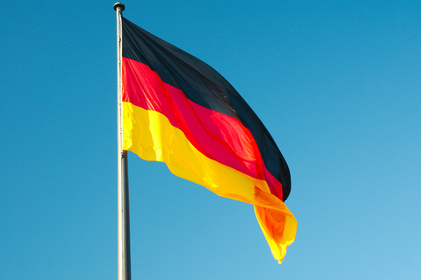 青い空を背景にドイツの旗 - 写真・画像