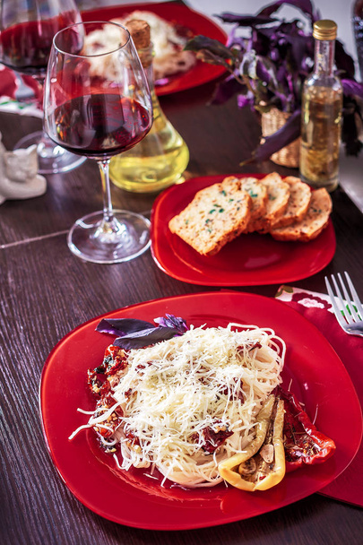 Delicious spaghetti served on a red plate - 写真・画像