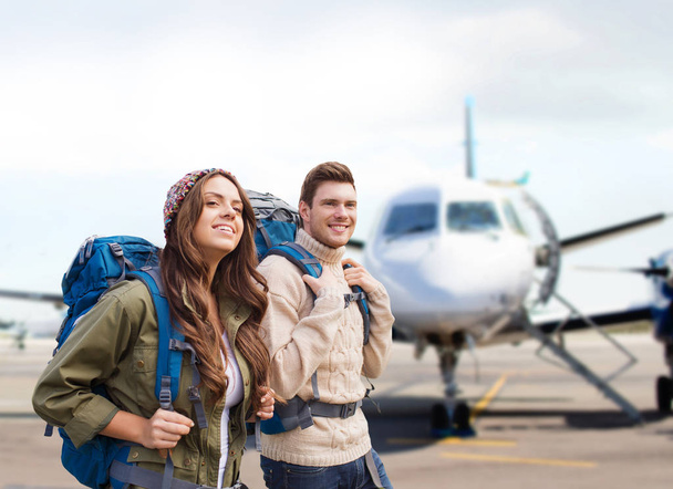 couple of tourists with backpacks over plane - Zdjęcie, obraz