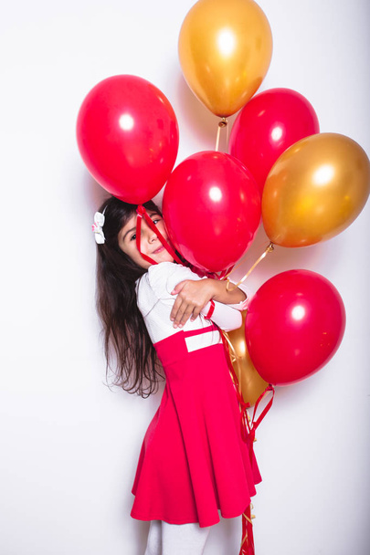Bébé fille tenant des ballons célébrant son anniversaire
 - Photo, image