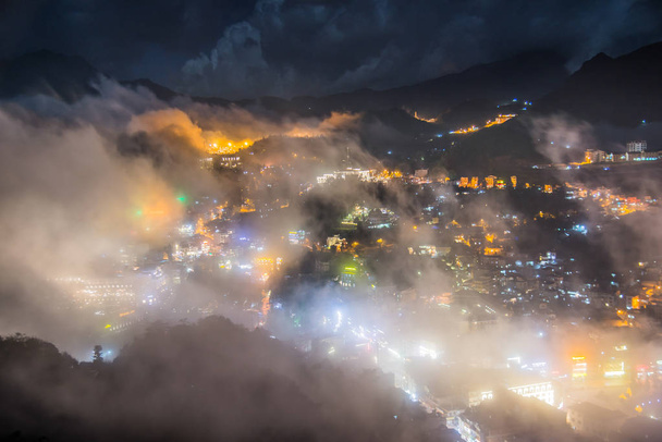 移動霧が夜の時間でベトナムのサパ村を渡す . - 写真・画像