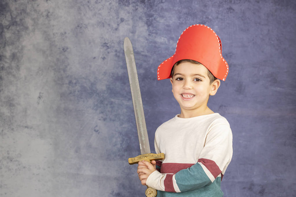 Petit enfant avec un chapeau de pirate fait maison et une épée
 - Photo, image