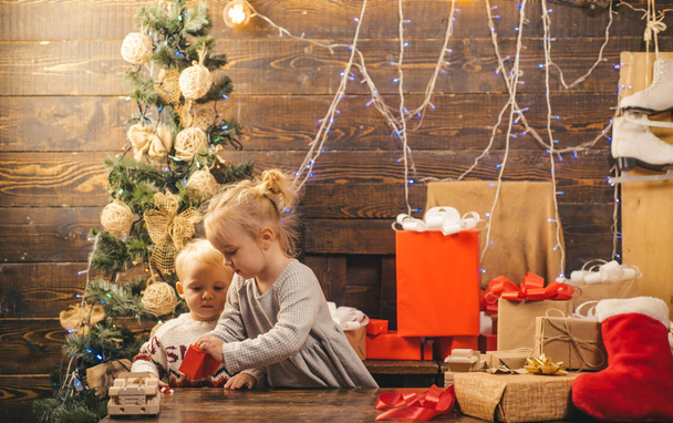 Christmas gift box and happy family. Kids opening Xmas presents. Winter evening at home. Happy smiling child with christmas gift box. - Fotoğraf, Görsel