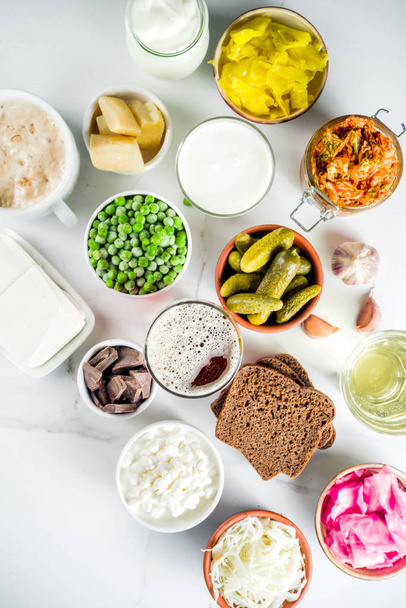 Fuentes de alimentos fermentados probióticos súper saludables, bebidas, ingredientes, sobre fondo de mármol blanco copiar espacio vista superior
 - Foto, Imagen