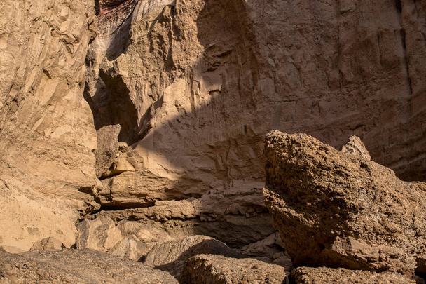 Pared del cañón con detalle de marcas de erosión del agua. Namibe. Angola. África
. - Foto, imagen
