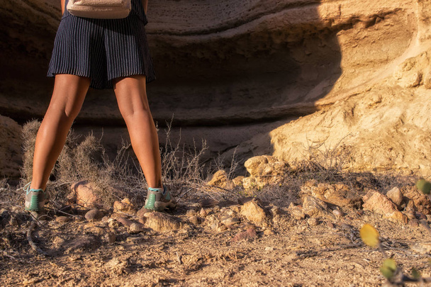 Молодая девушка посреди каньонов пустыни Намибе. Африка. Ангола
. - Фото, изображение