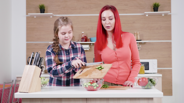 Mother and daughter preparing diiner together - Metraje, vídeo