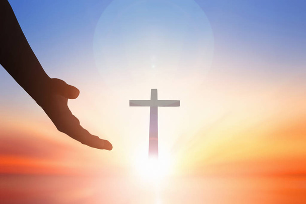 Jesús ayudando a conceptoDía Mundial de la Paz Ayudar a la mano en el fondo del atardecer
 - Foto, imagen