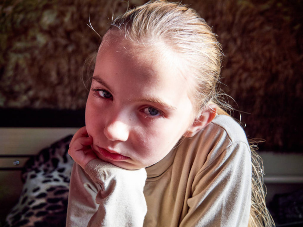 adolescente di nazionalità europea con i capelli lunghi mostra emozioni sul suo viso
 - Foto, immagini
