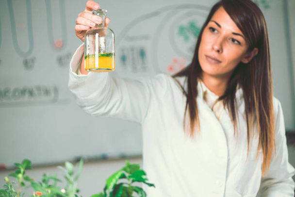 Homeopata, przygotowanie preparatów ziołowych w laboratorium - Zdjęcie, obraz