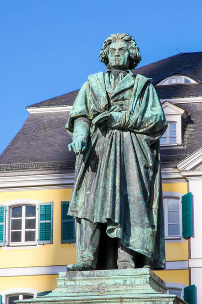 Famoso monumento de Beethoven frente al Postamt en Bonn, Renania del Norte Westfalia, Alemania
 - Foto, imagen