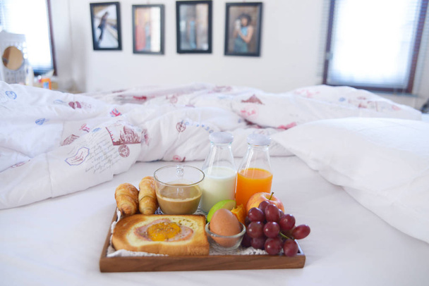 Desayuno en la cama con café, croissants Ventana de luz
 - Foto, imagen