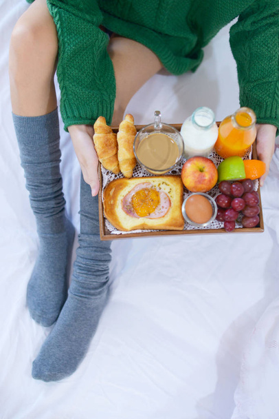 Petit déjeuner au lit avec café, croissants
 - Photo, image